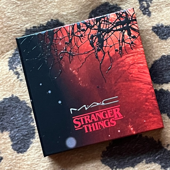 Stranger Things MAC blush “He Likes It Cold” powder blush NIB - Picture 2 of 6